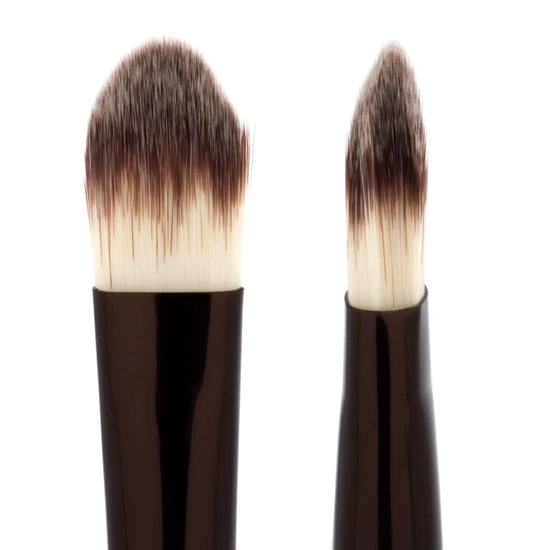 N° 8 Large Concealer Brush 4 N° 8 Large Concealer Brush - Image 2